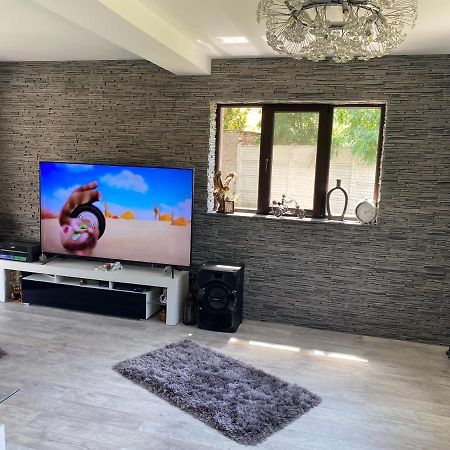 Lovely 1 Bedroom Flat In A 2 Ground Floor House Craiova Bagian luar foto