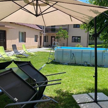 Lovely 1 Bedroom Flat In A 2 Ground Floor House Craiova Bagian luar foto