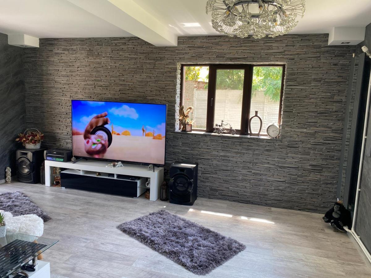 Lovely 1 Bedroom Flat In A 2 Ground Floor House Craiova Bagian luar foto