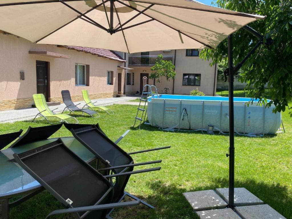 Lovely 1 Bedroom Flat In A 2 Ground Floor House Craiova Bagian luar foto