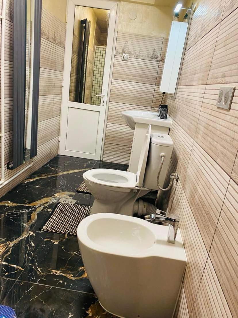 Lovely 1 Bedroom Flat In A 2 Ground Floor House Craiova Bagian luar foto
