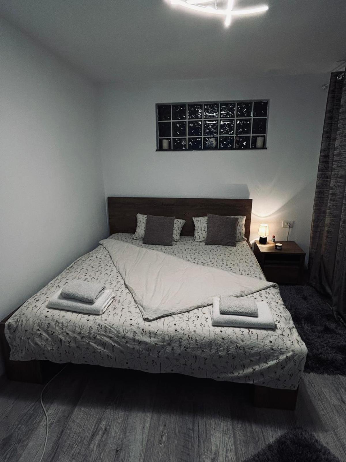Lovely 1 Bedroom Flat In A 2 Ground Floor House Craiova Bagian luar foto